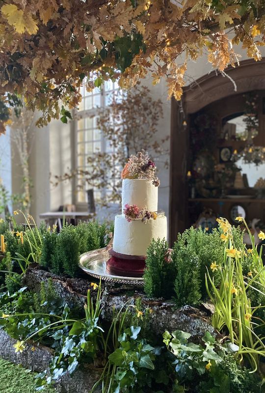 The cake beneath a canopy of oak leaves
