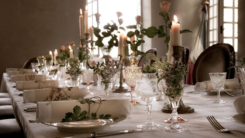 Roses and crystal at every place